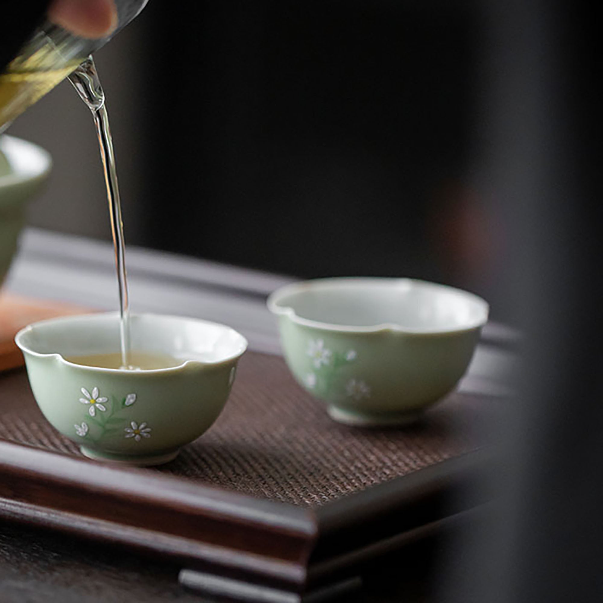 Tasse du thé en porcelaine avec design chrysanthème blanc