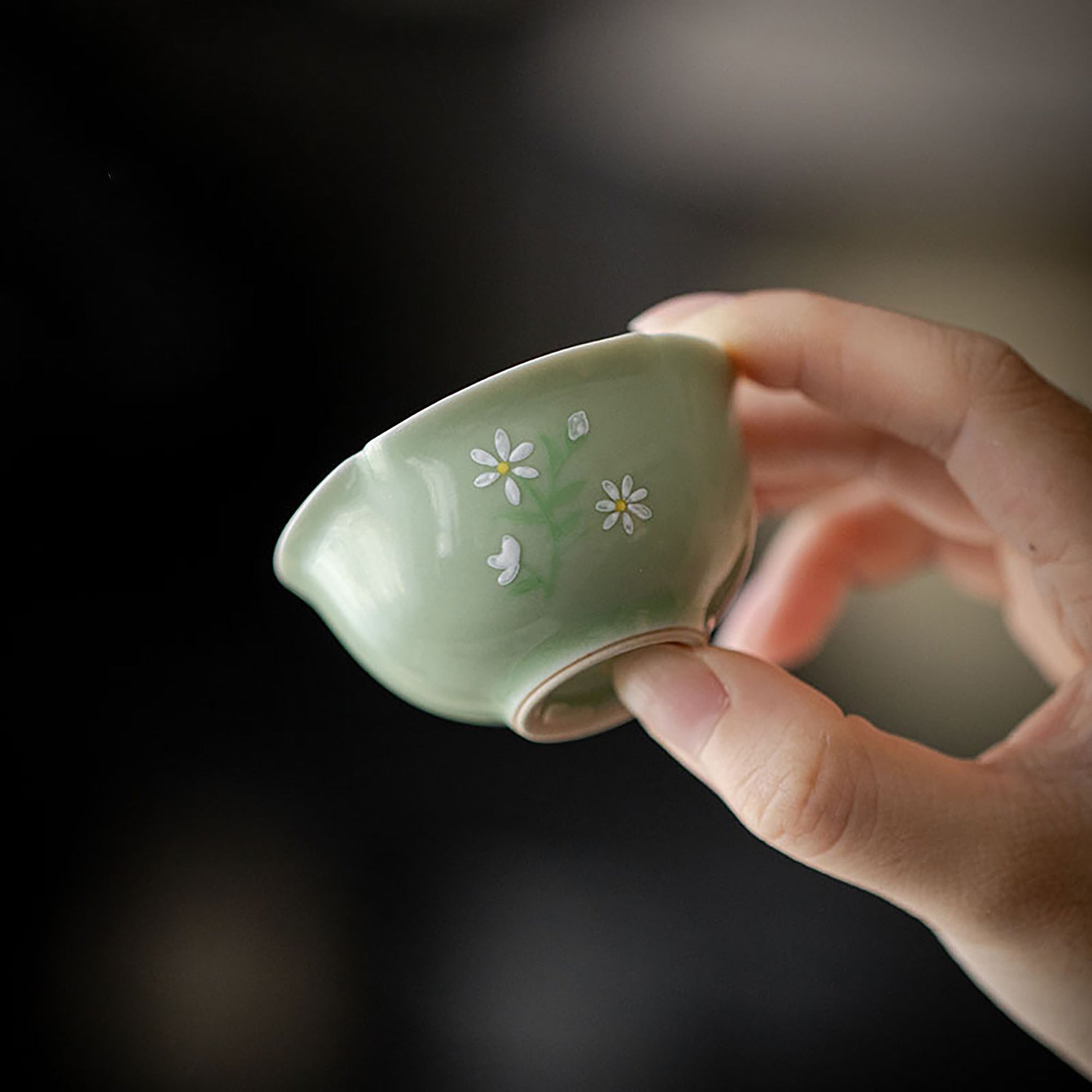 Tasse du thé en porcelaine avec design chrysanthème blanc