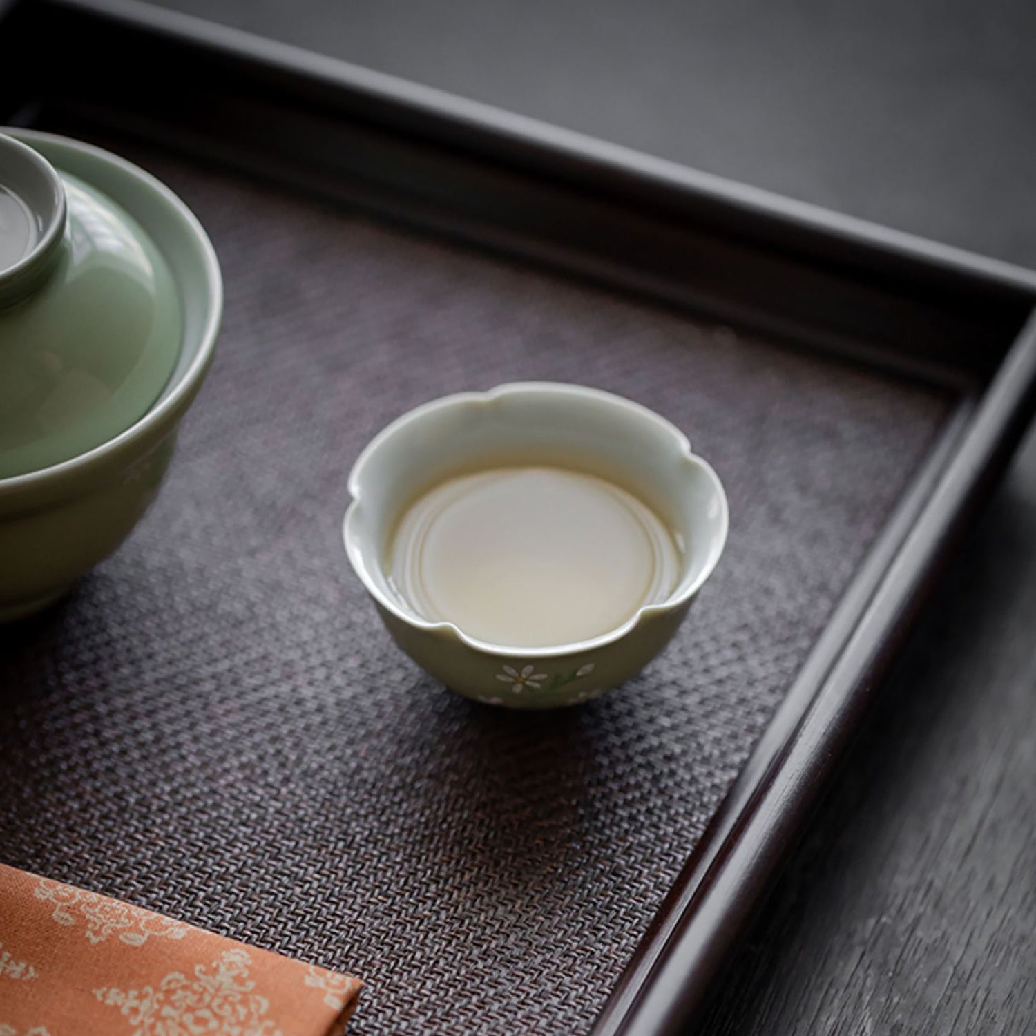 Tasse du thé en porcelaine avec design chrysanthème blanc