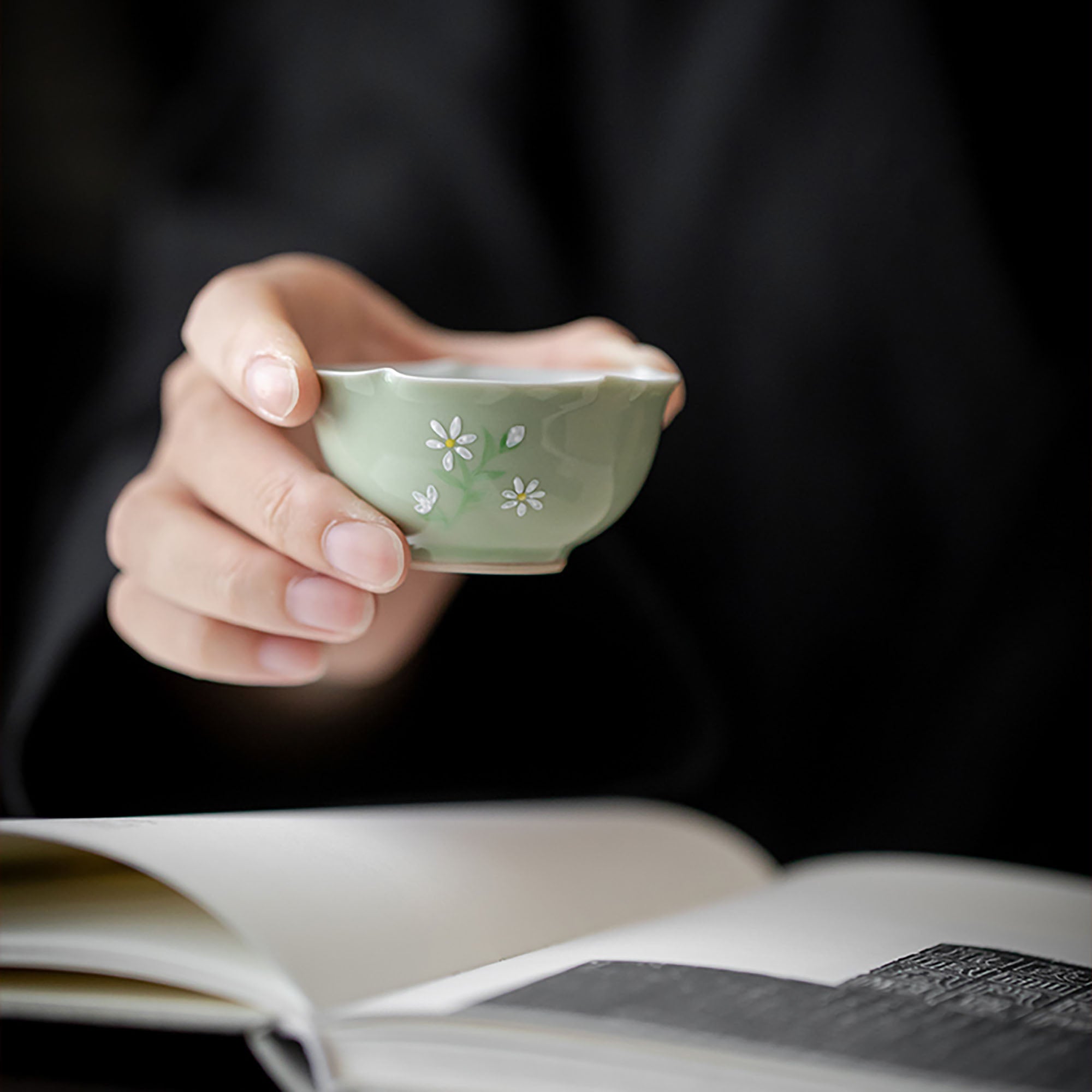 Tasse du thé en porcelaine avec design chrysanthème blanc