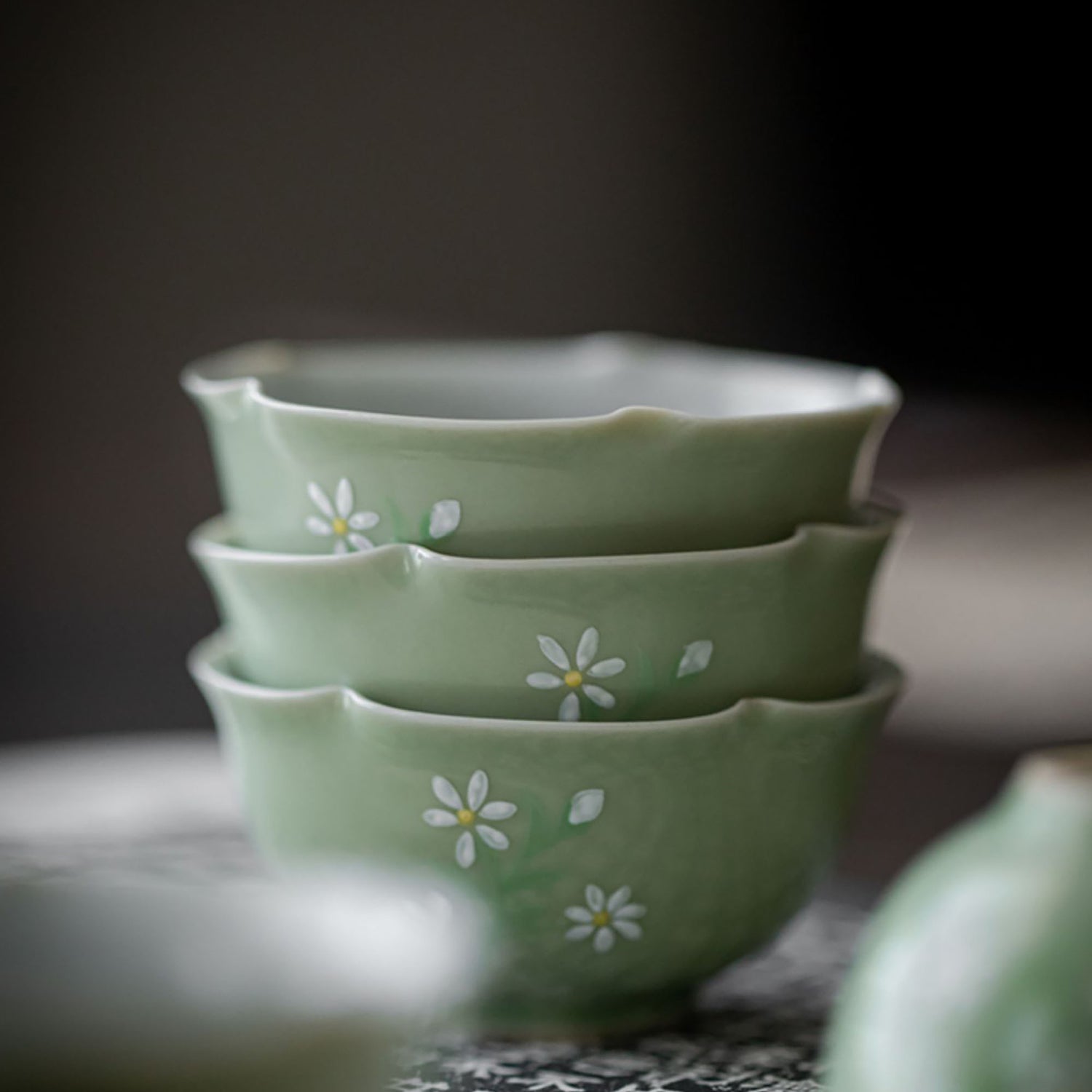 Tasse du thé en porcelaine avec design chrysanthème blanc