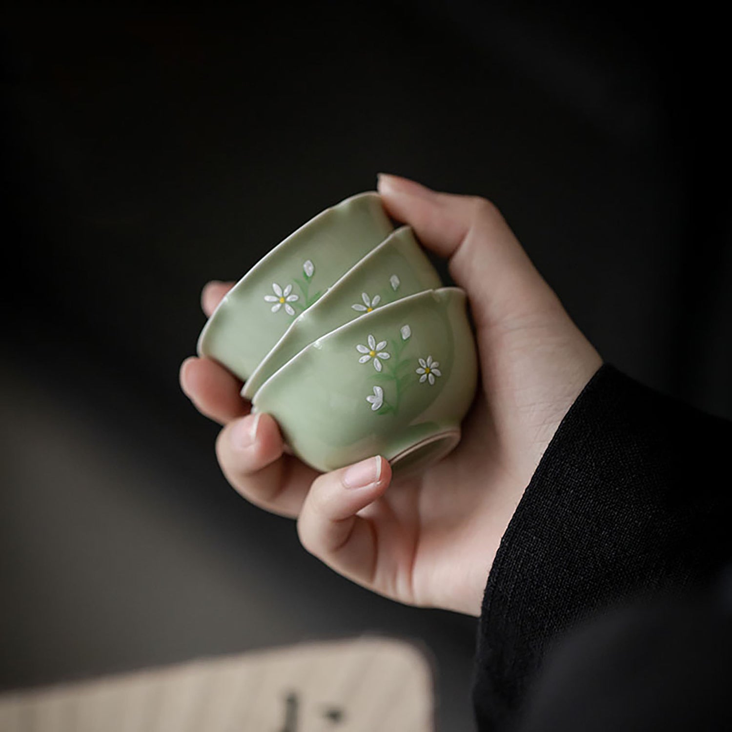 Tasse du thé en porcelaine avec design chrysanthème blanc