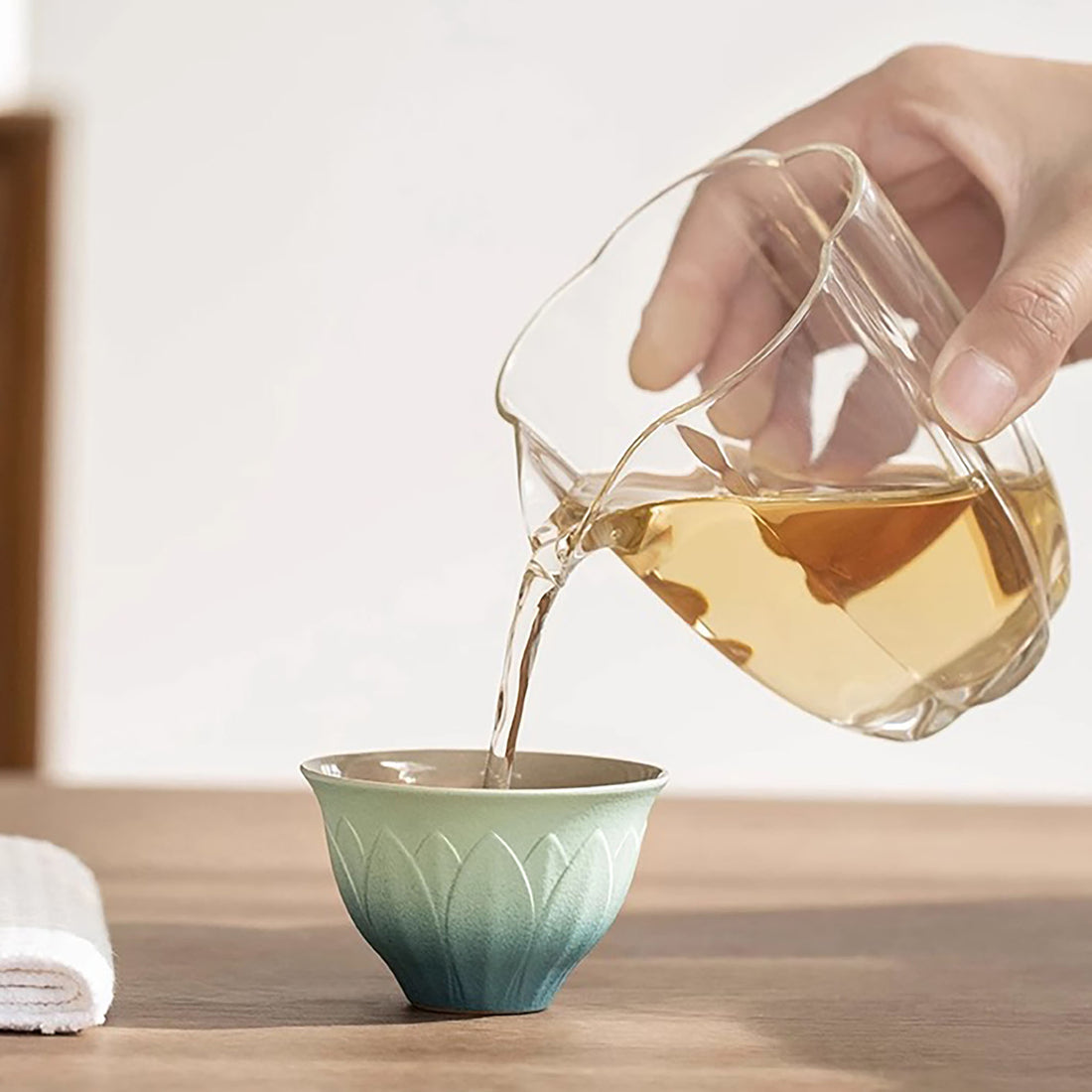 Tasse à thé avec motif lotus en relief