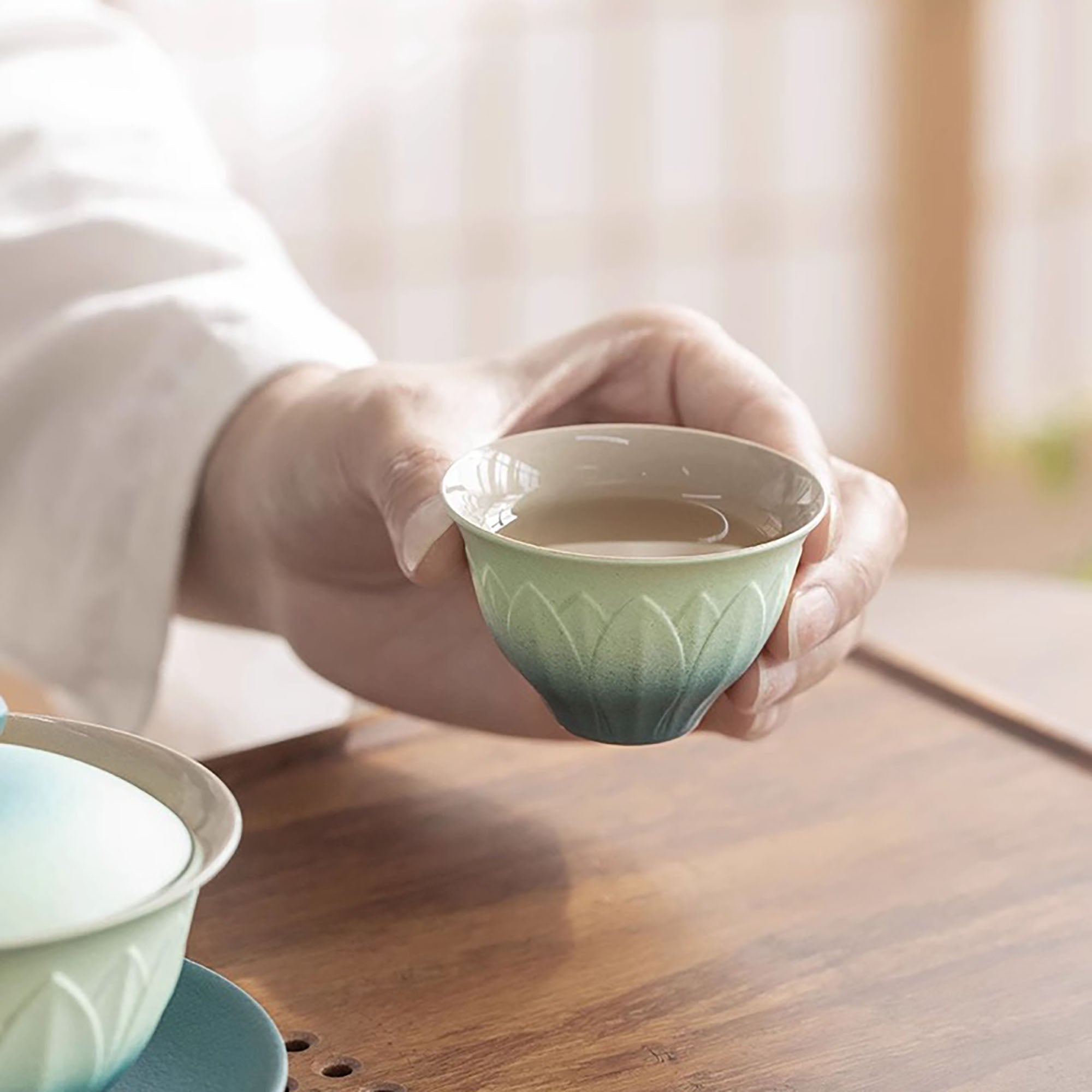 Tasse à thé avec motif lotus en relief