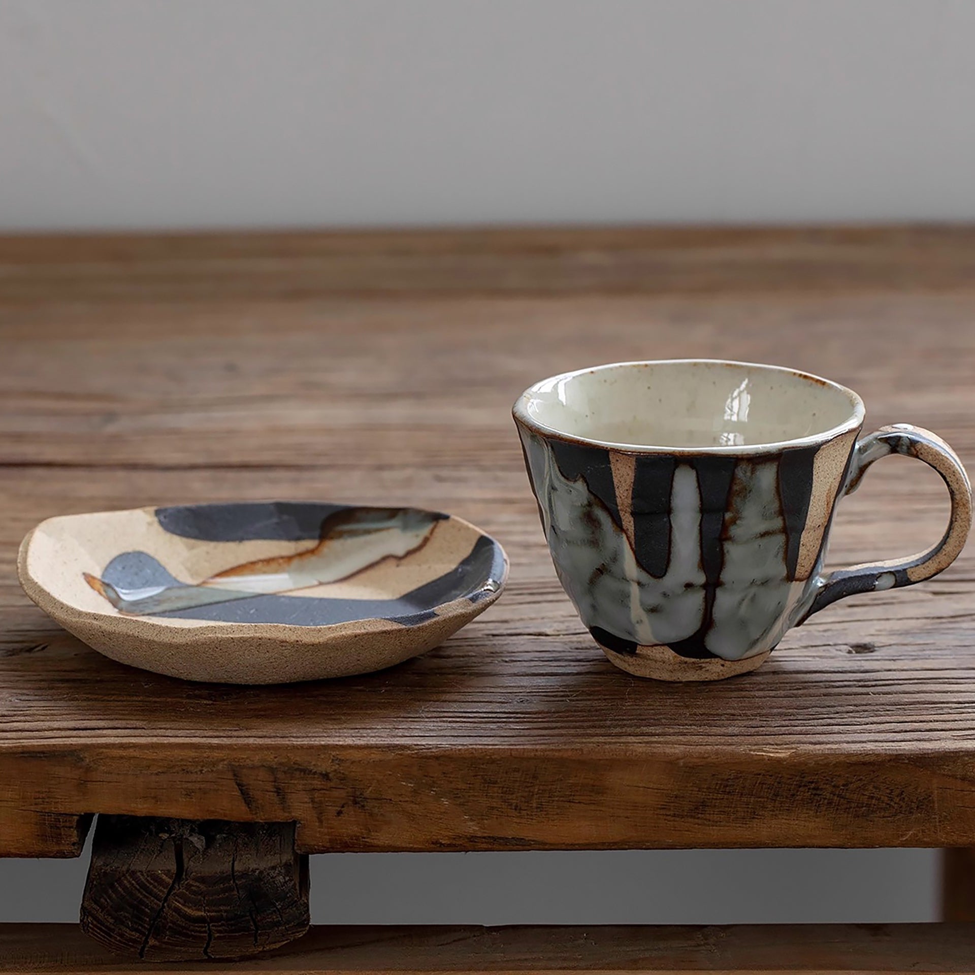 Tasse à café en grès Minoyaki avec motif nuages tokusa