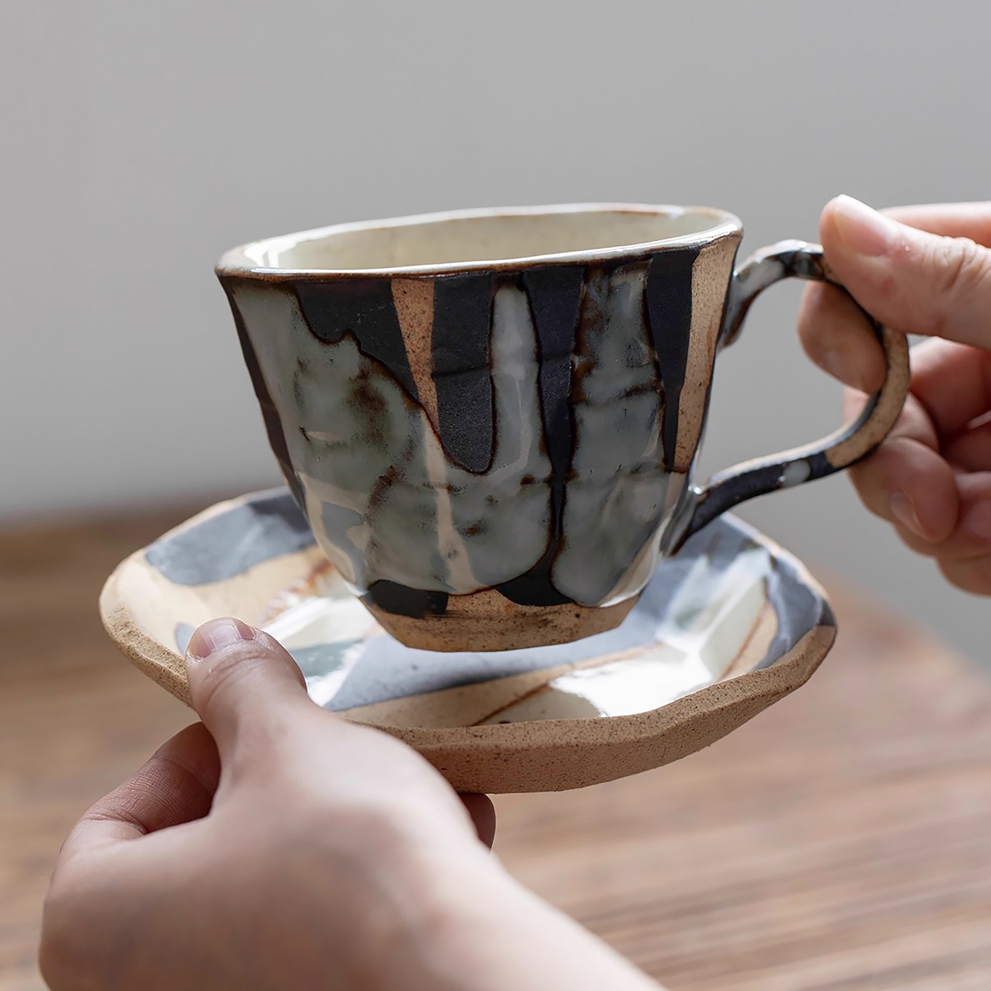 Tasse à café en grès Minoyaki avec motif nuages tokusa