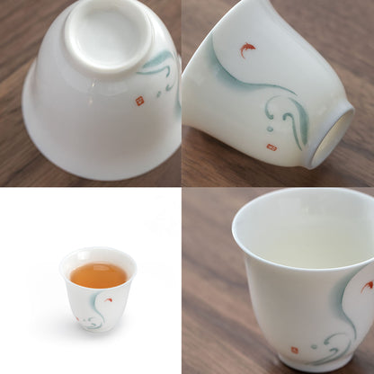 Tasses du thé en porcelaine avec design bonheur de poisson