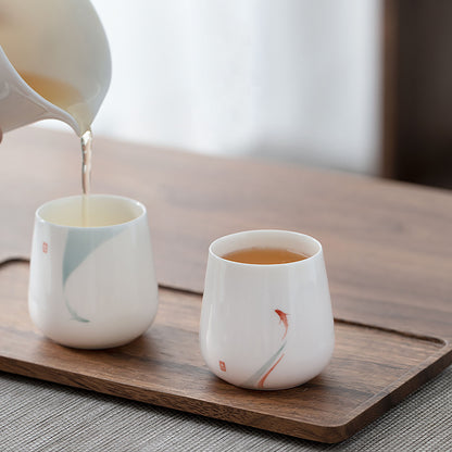 Tasses du thé en porcelaine avec design bonheur de poisson