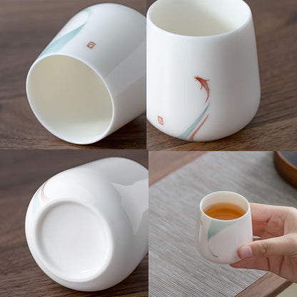 Tasses du thé en porcelaine avec design bonheur de poisson