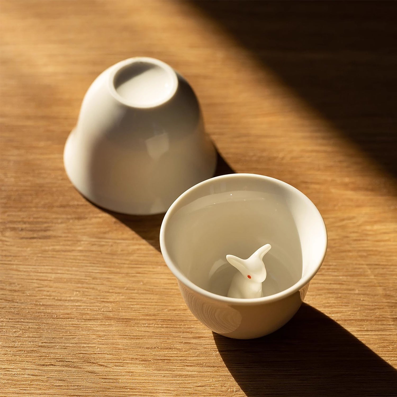 Tasses à saké en porcelaine blanche avec lapin en relief