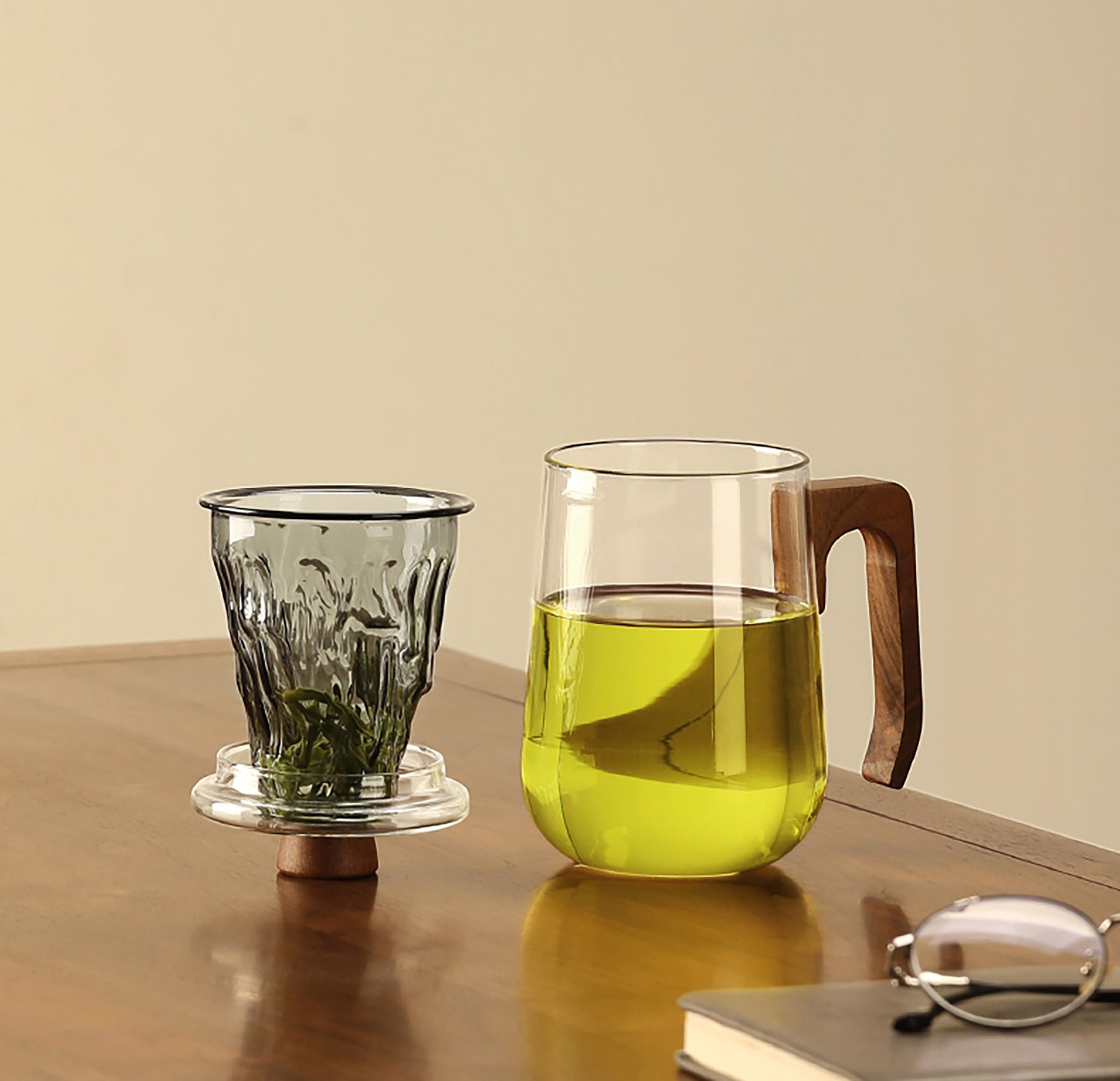 Tasse à infusion en verre avec poignée en bois de noyer