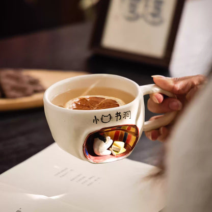 Tasse à café artisanale concept “chat dans la bibliothèque”