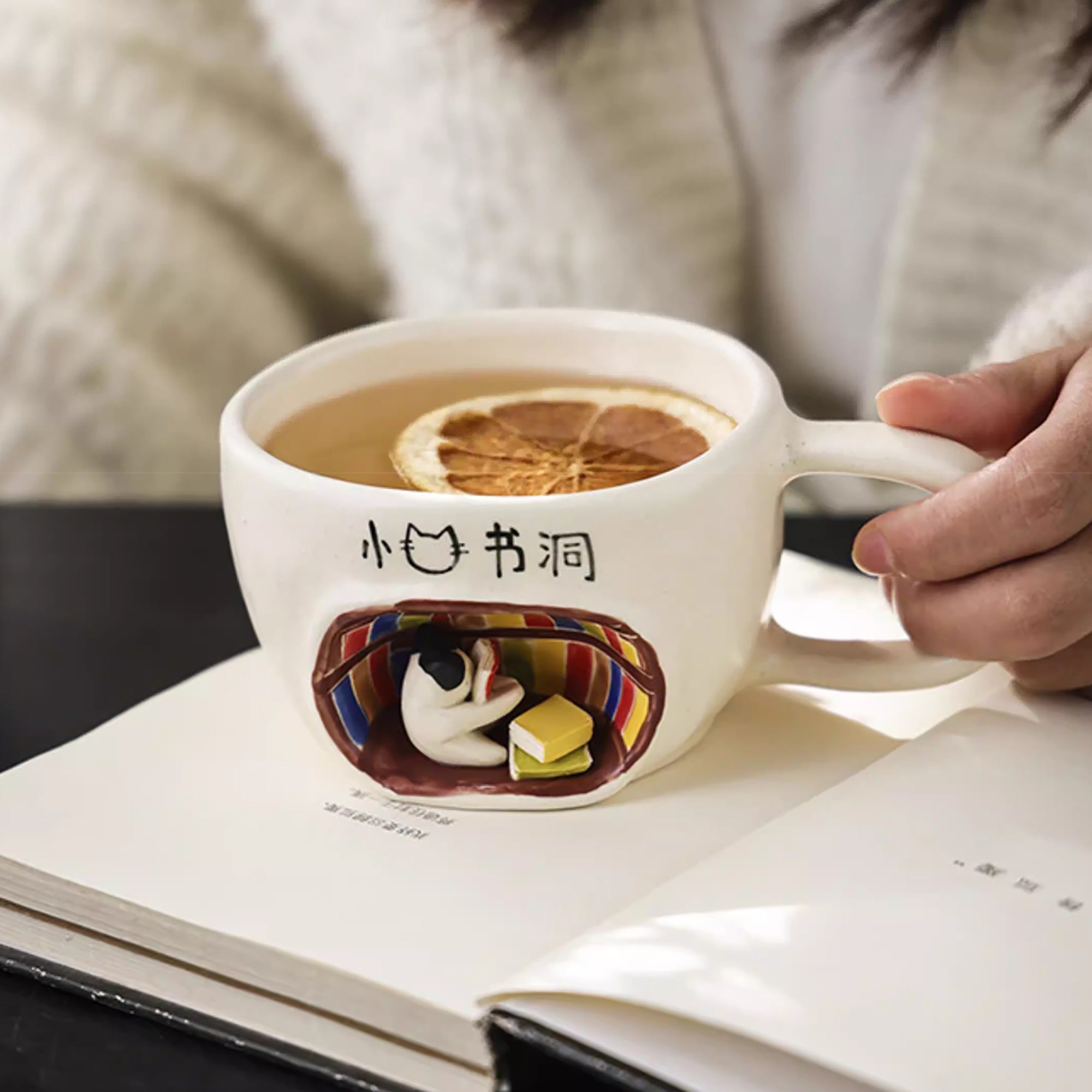 Tasse à café artisanale concept “chat dans la bibliothèque”