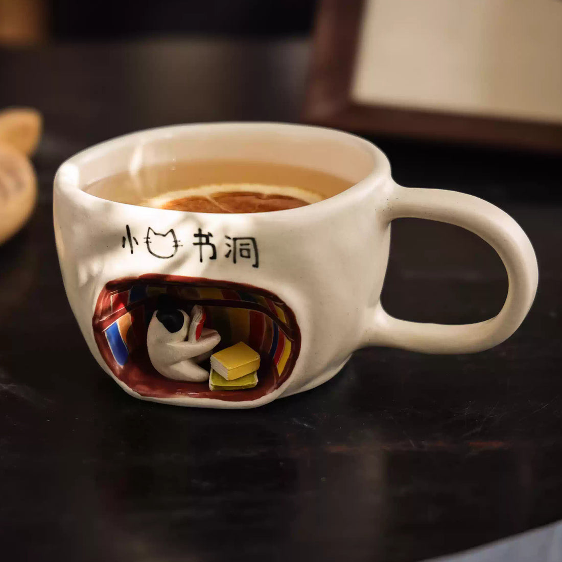 Tasse à café artisanale concept “chat dans la bibliothèque”
