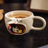 Tasse à café artisanale concept “chat dans la bibliothèque”