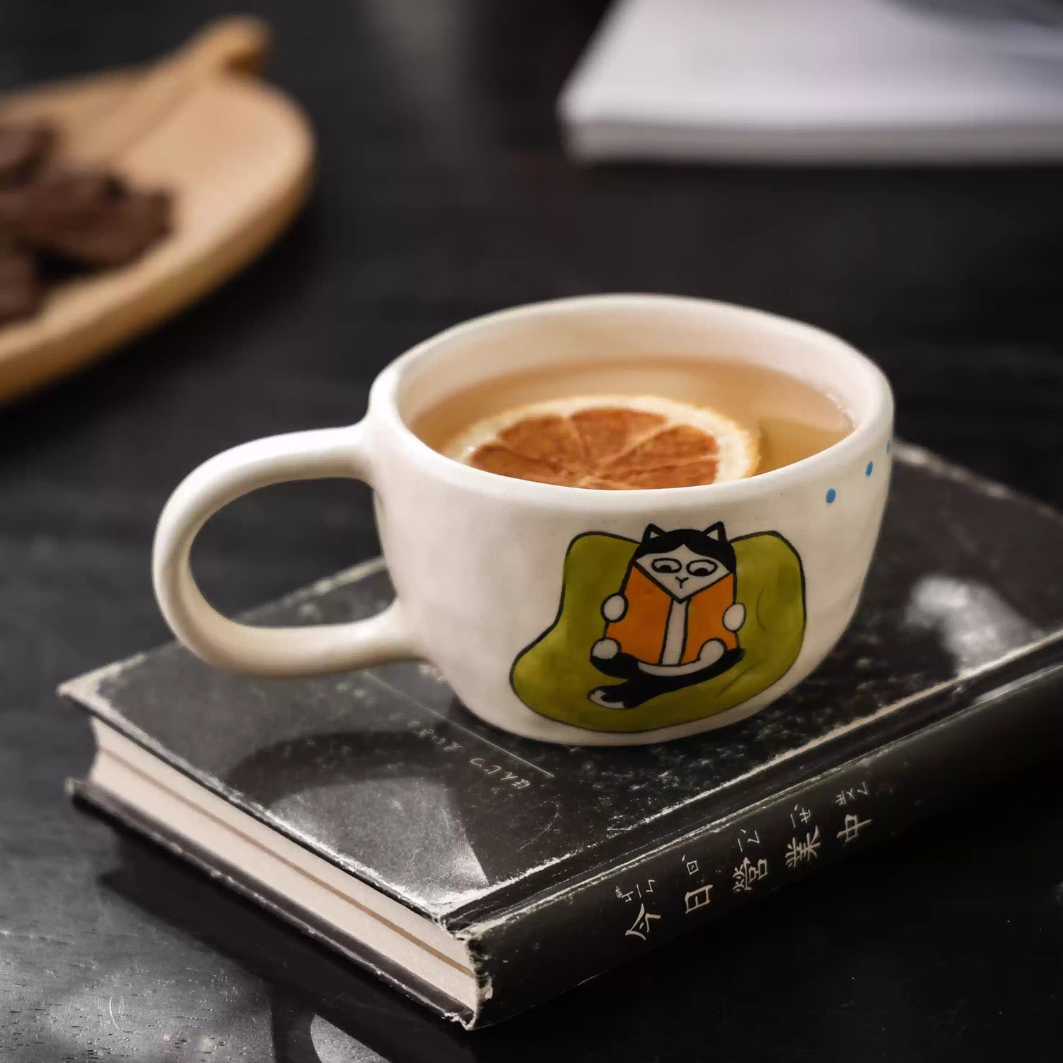 Tasse à café artisanale concept “chat dans la bibliothèque”