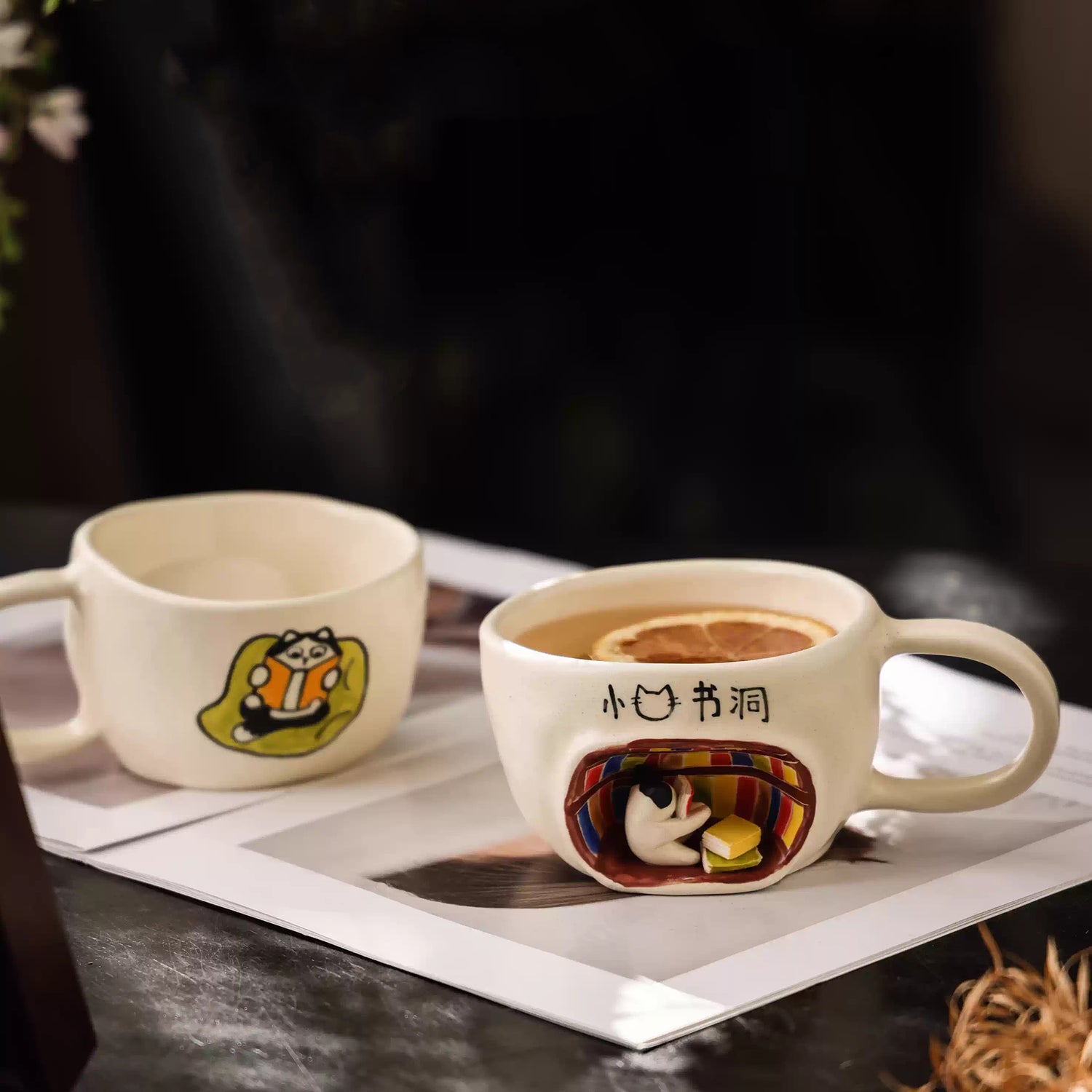 Tasse à café artisanale concept “chat dans la bibliothèque”