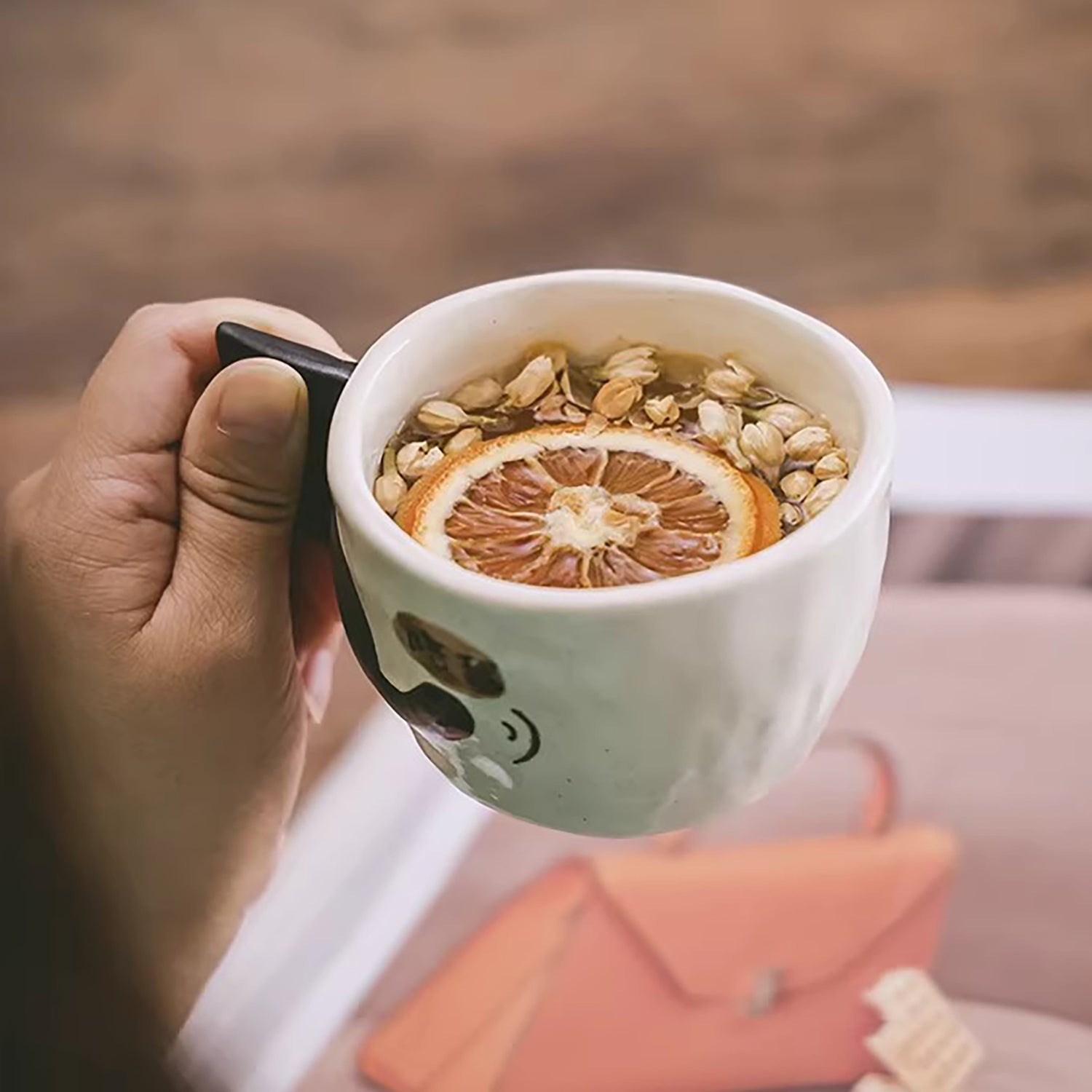 Tasse à café artisanale avec anse chat en relief