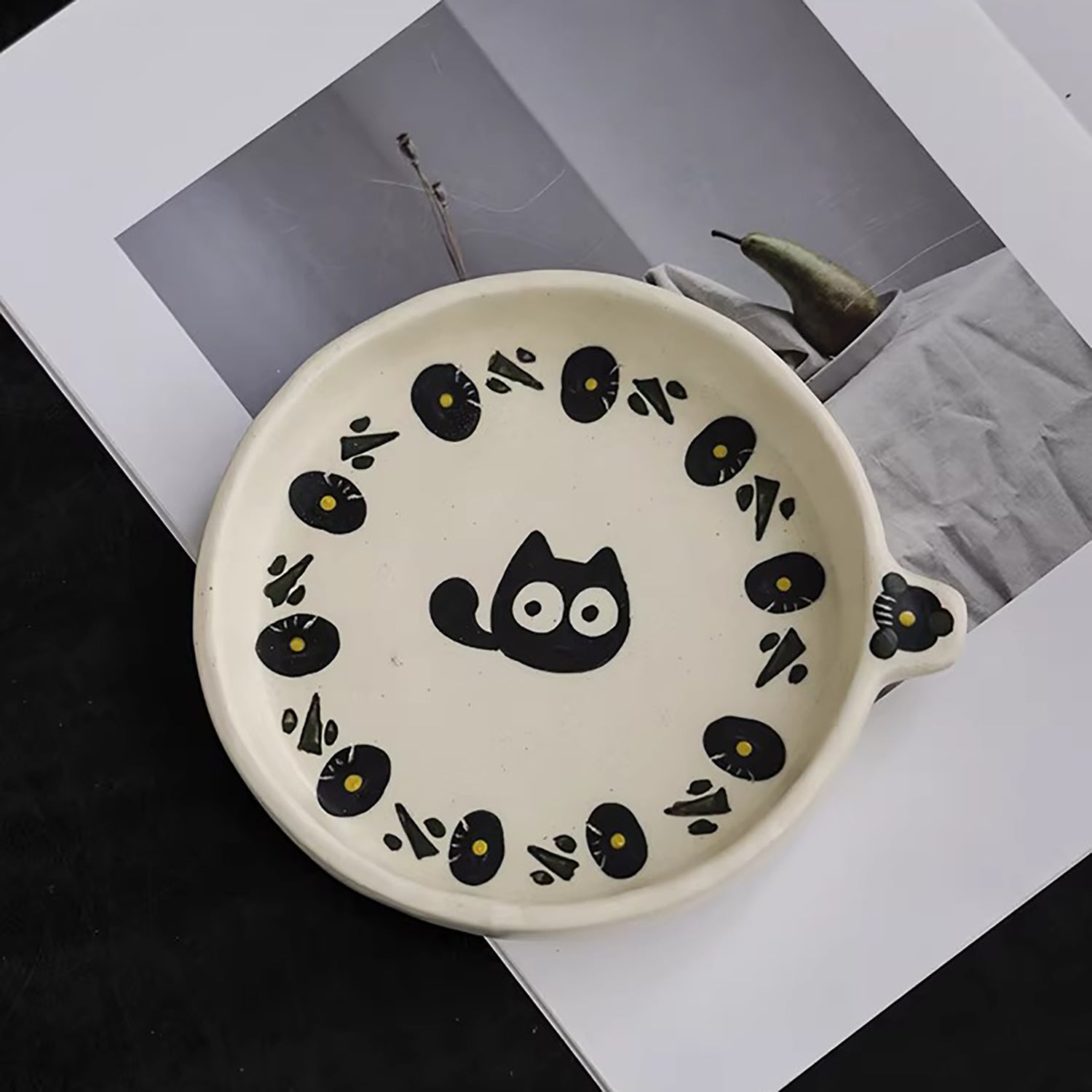 Tasse à café artisanale avec anse chat en relief