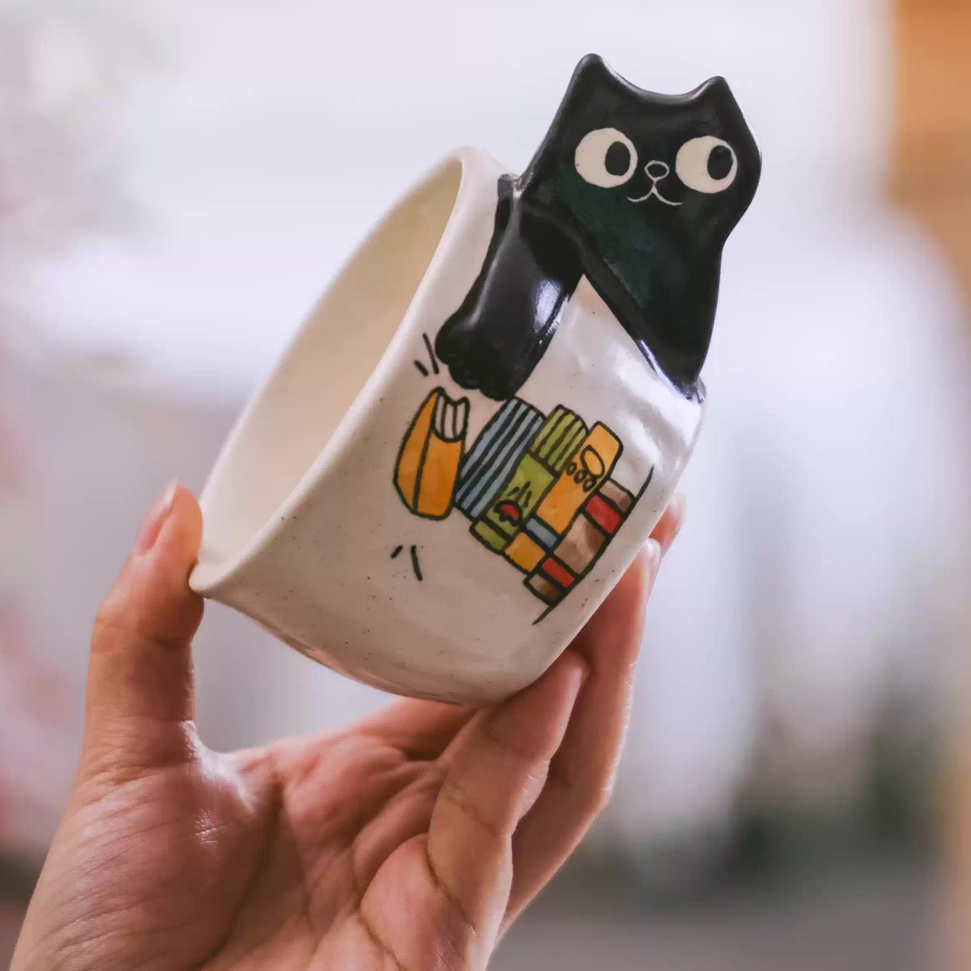 Tasse à café artisanale avec anse chat en relief