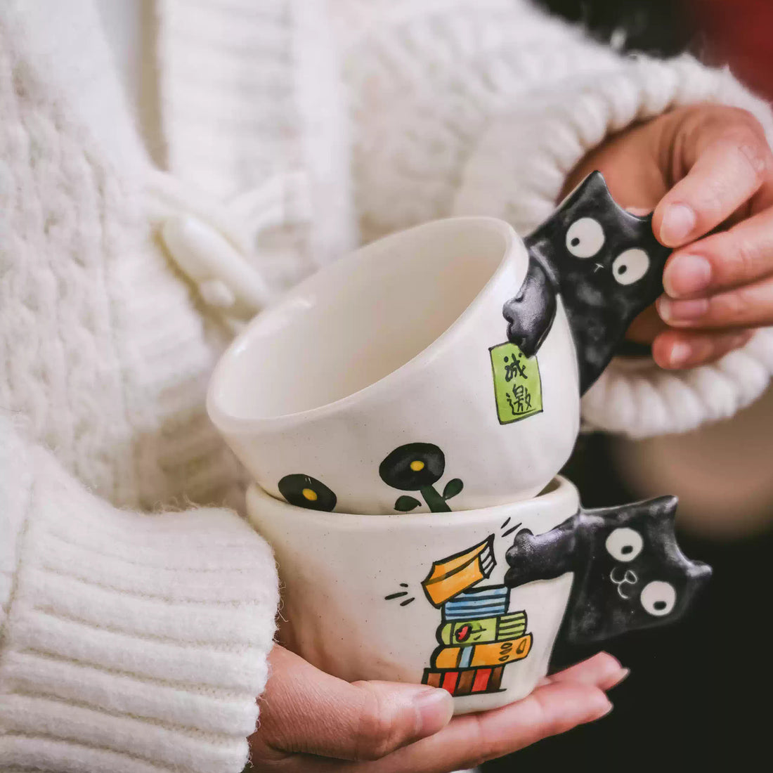 Tasse à café artisanale avec anse chat en relief