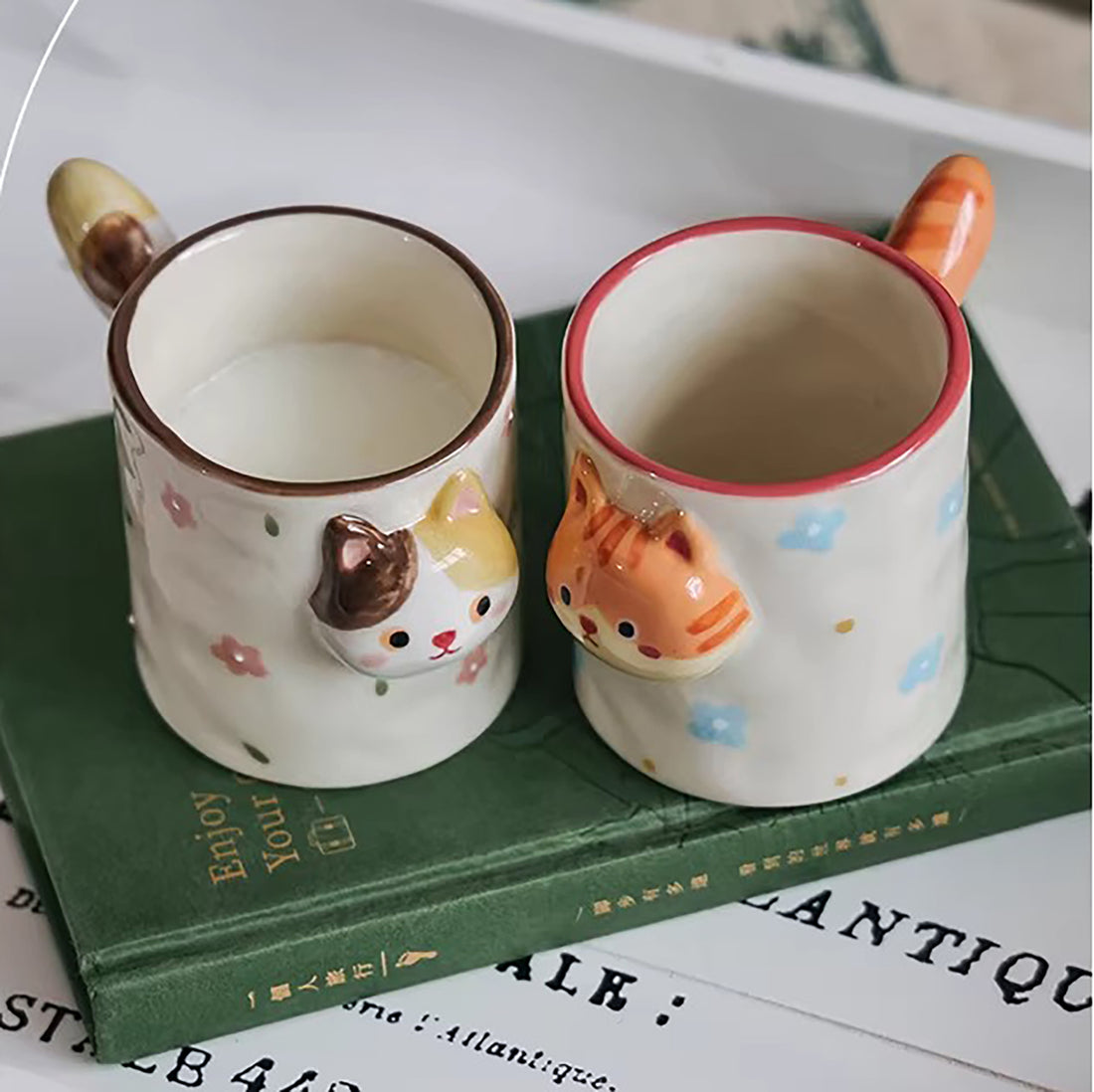 Tasse à café artisanale avec motif chat en relief