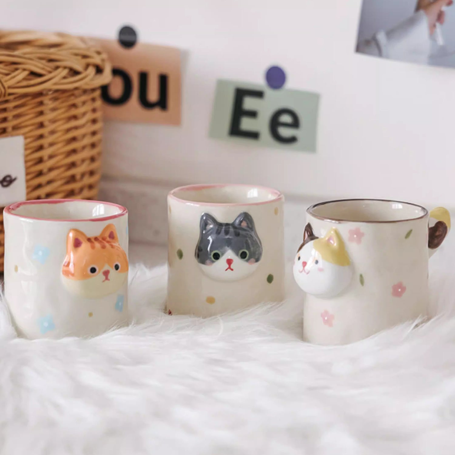 Tasse à café artisanale avec motif chat en relief