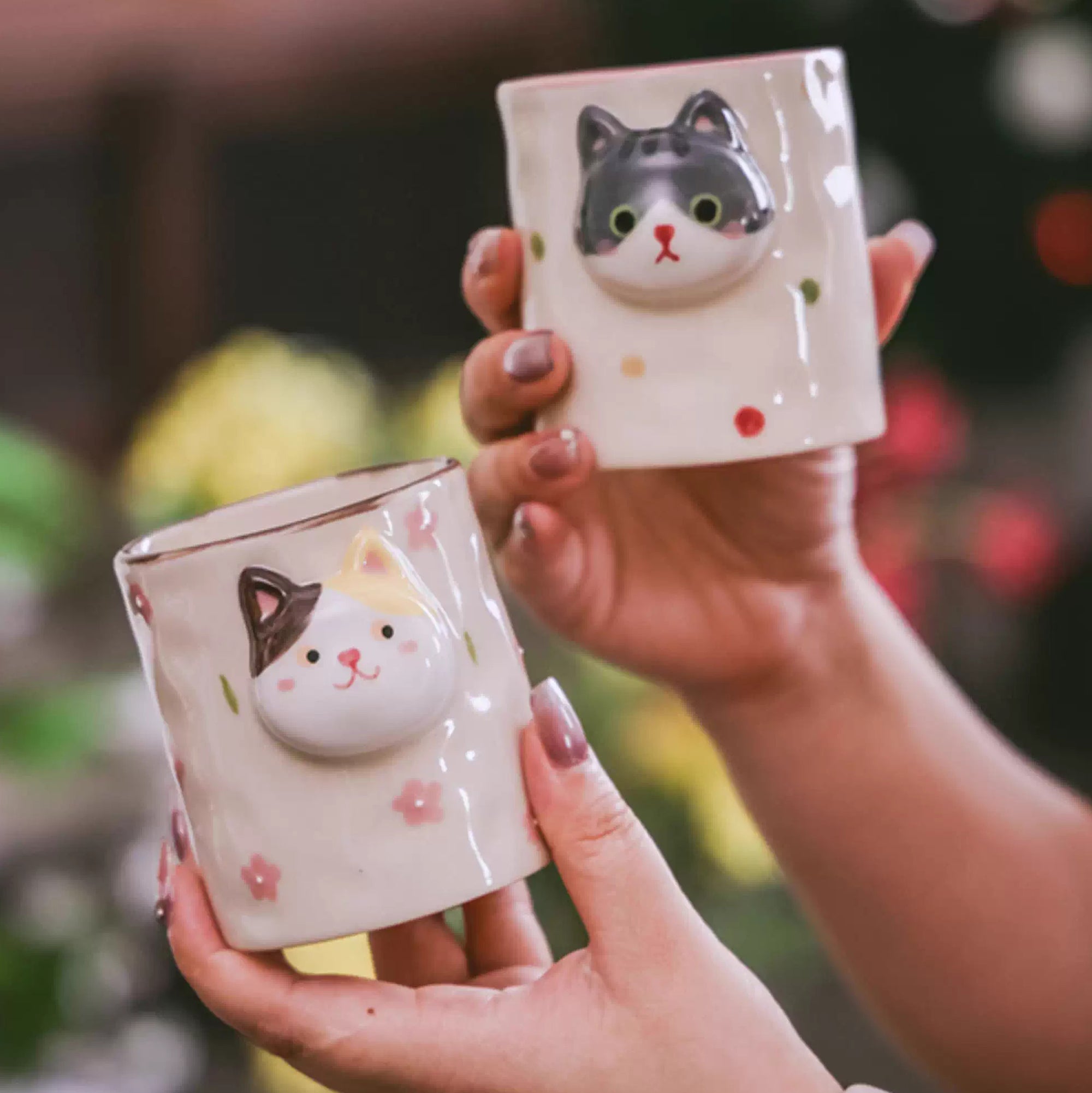 Tasse à café artisanale avec motif chat en relief