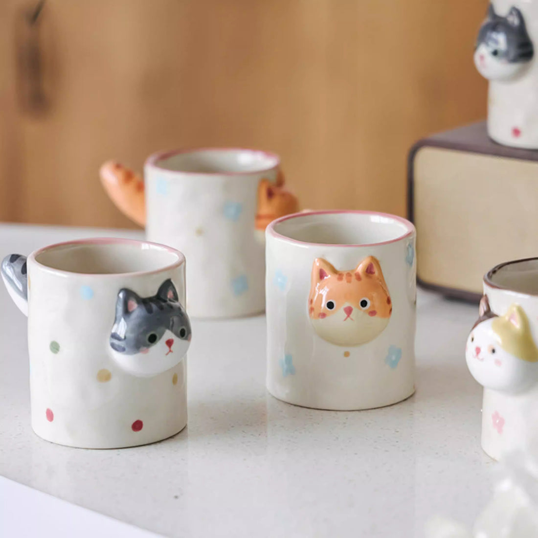 Tasse à café artisanale avec motif chat en relief