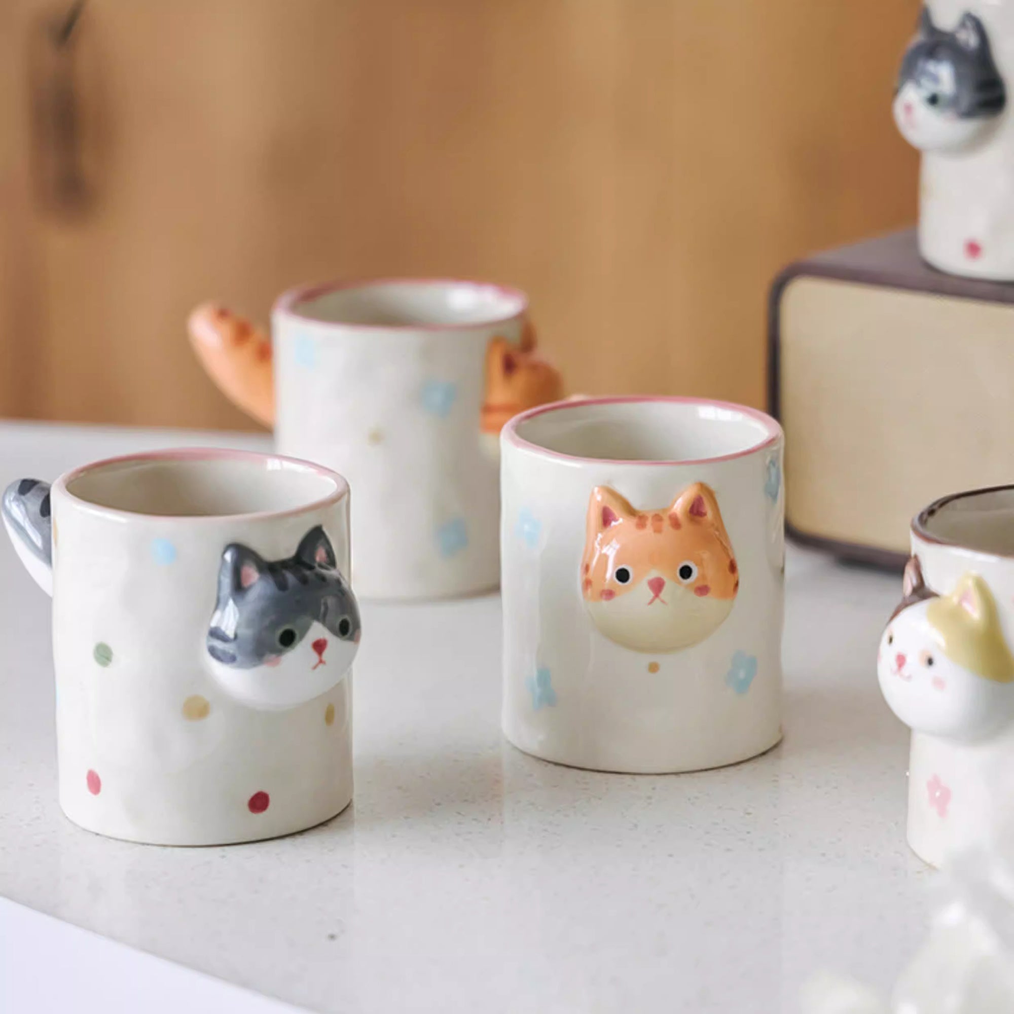Tasse à café artisanale avec motif chat en relief