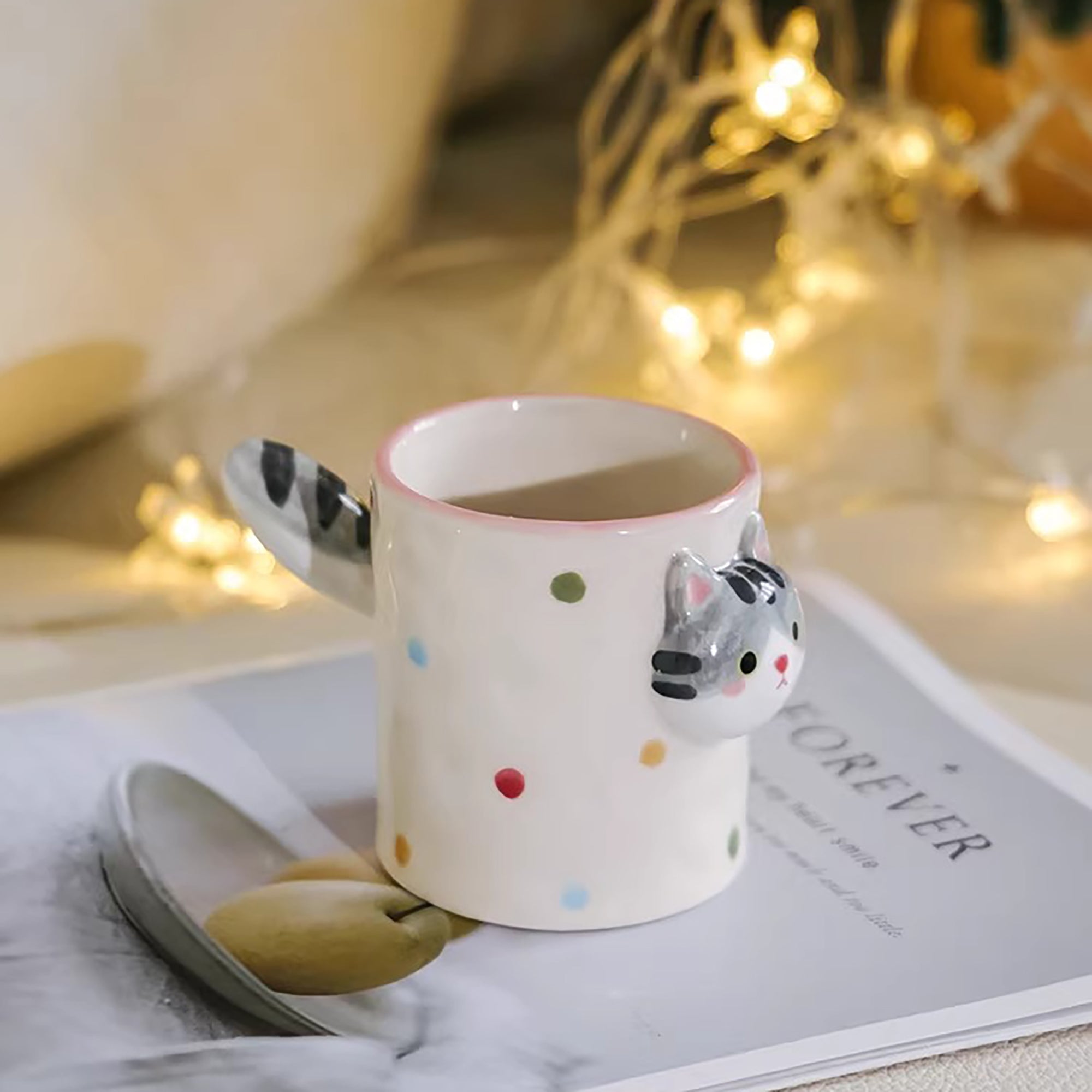 Tasse à café artisanale avec motif chat en relief
