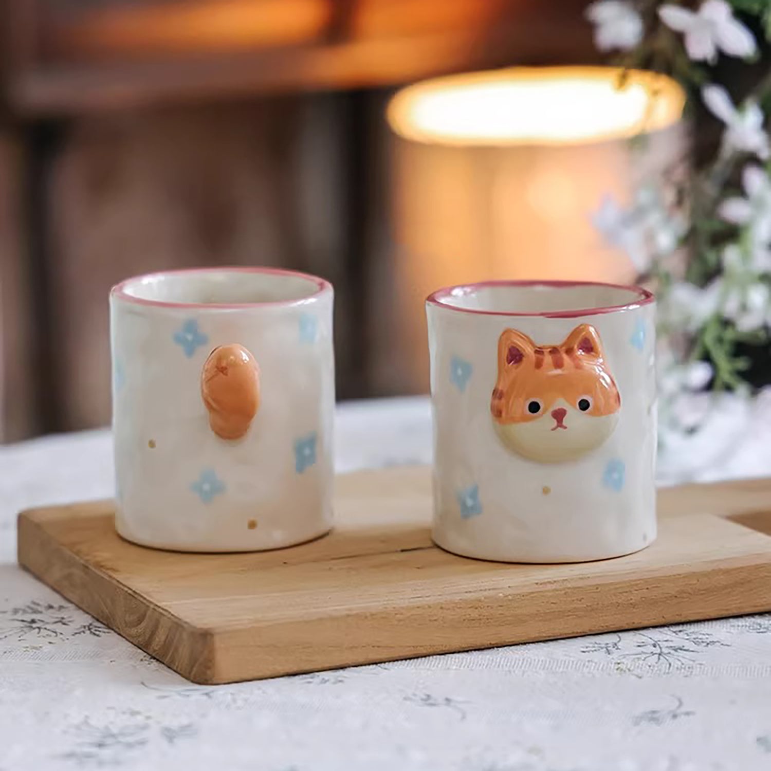 Tasse à café artisanale avec motif chat en relief