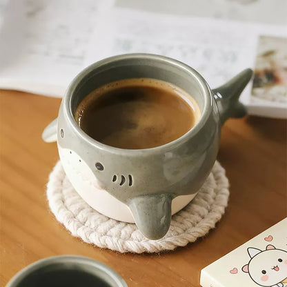 Tasse en céramique artisanale en forme de requin