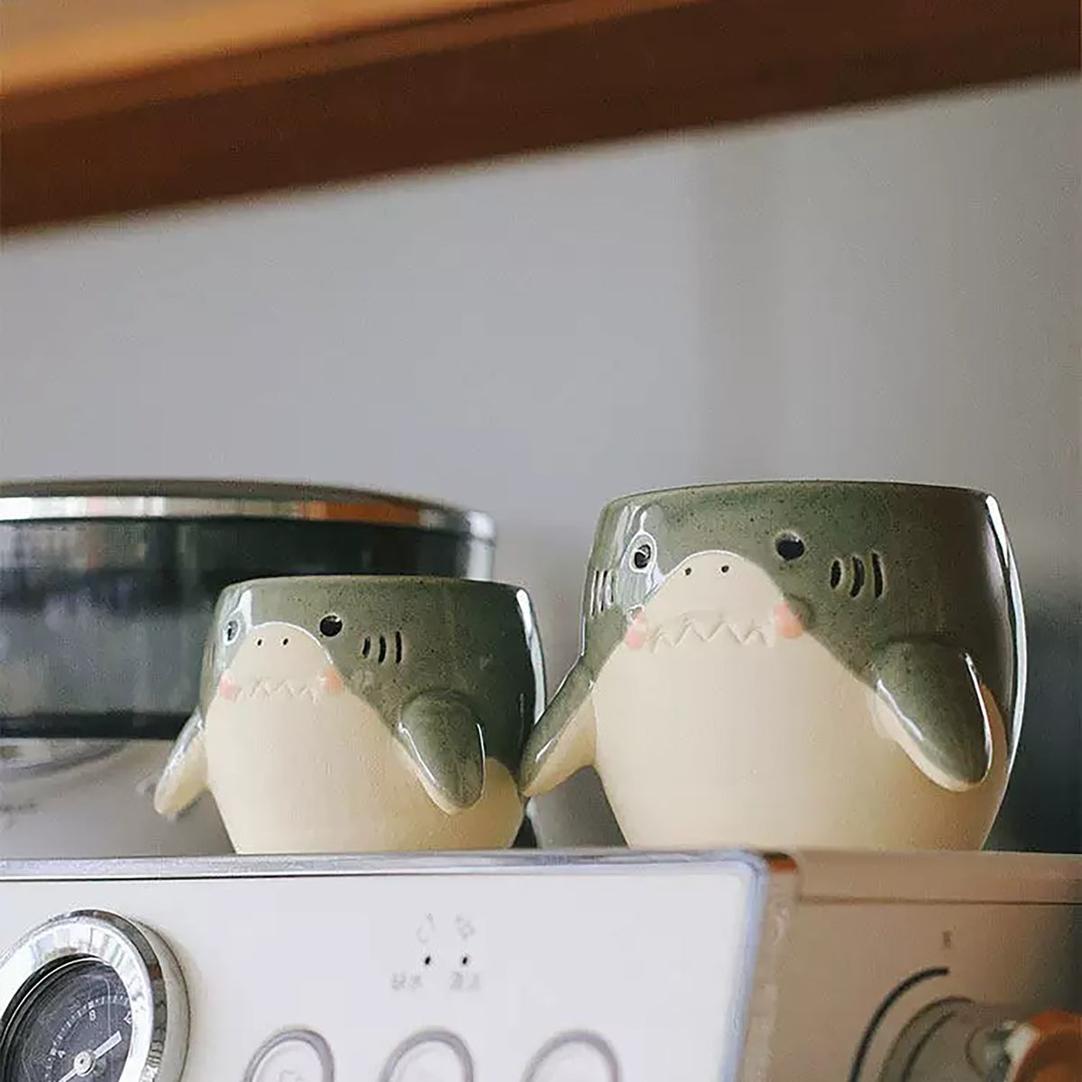 Tasse en céramique artisanale en forme de requin