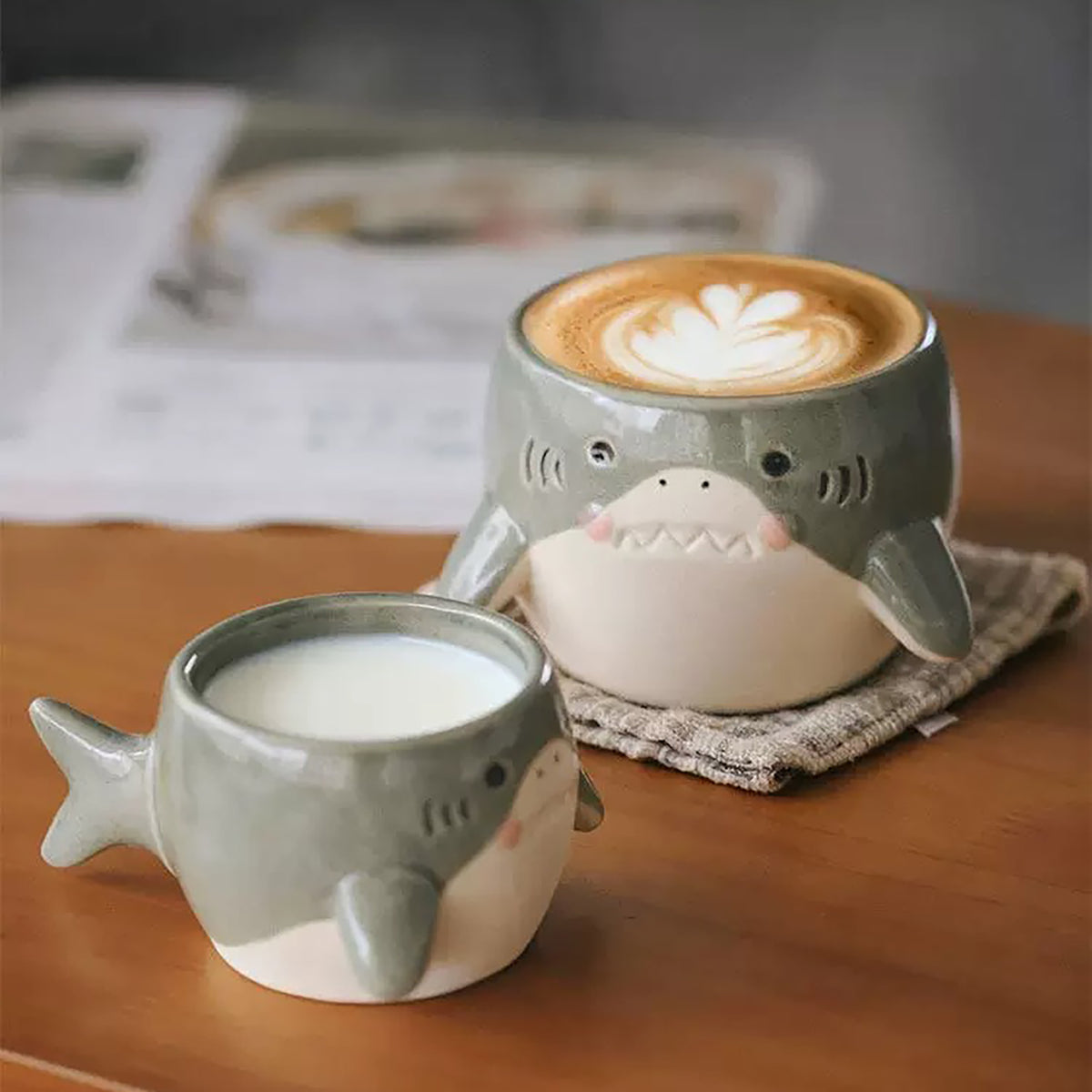 Tasse en céramique artisanale en forme de requin