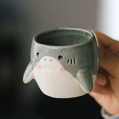 Tasse en céramique artisanale en forme de requin