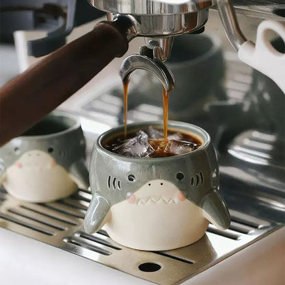 Tasse en céramique artisanale en forme de requin