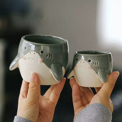 Tasse en céramique artisanale en forme de requin