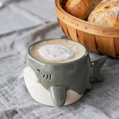 Tasse en céramique artisanale en forme de requin