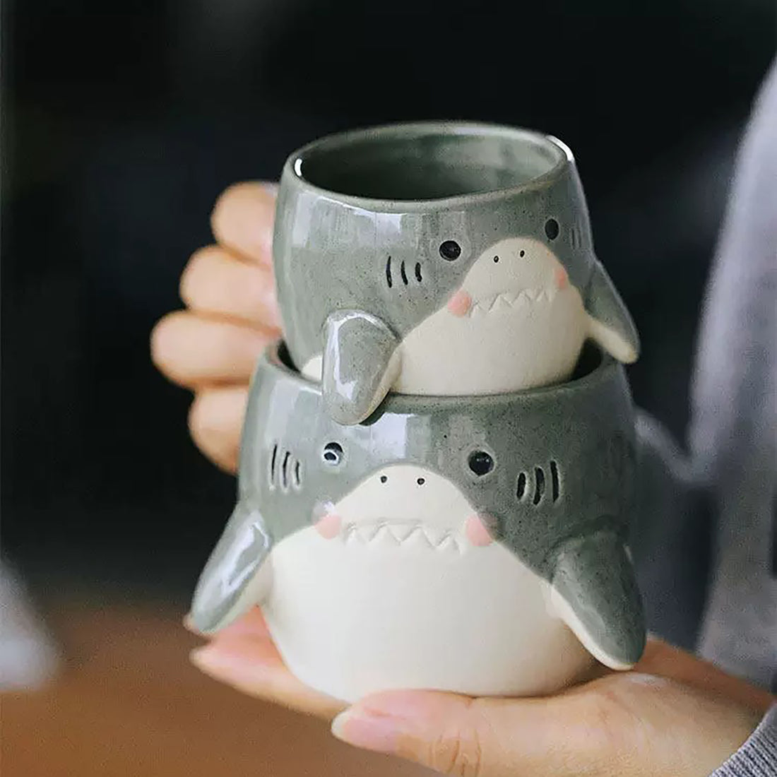 Tasse en céramique artisanale en forme de requin
