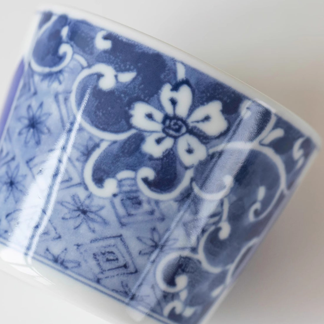 Tasse Choko en céramique Minoyaki avec motif bleu traditionnel