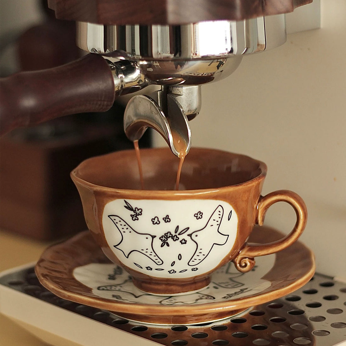 Tasse à café en céramique à motifs de colombes
