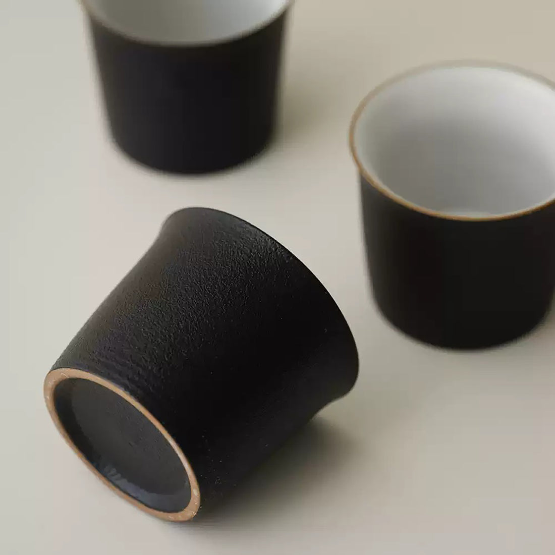 Tasse à thé en grès noir mat