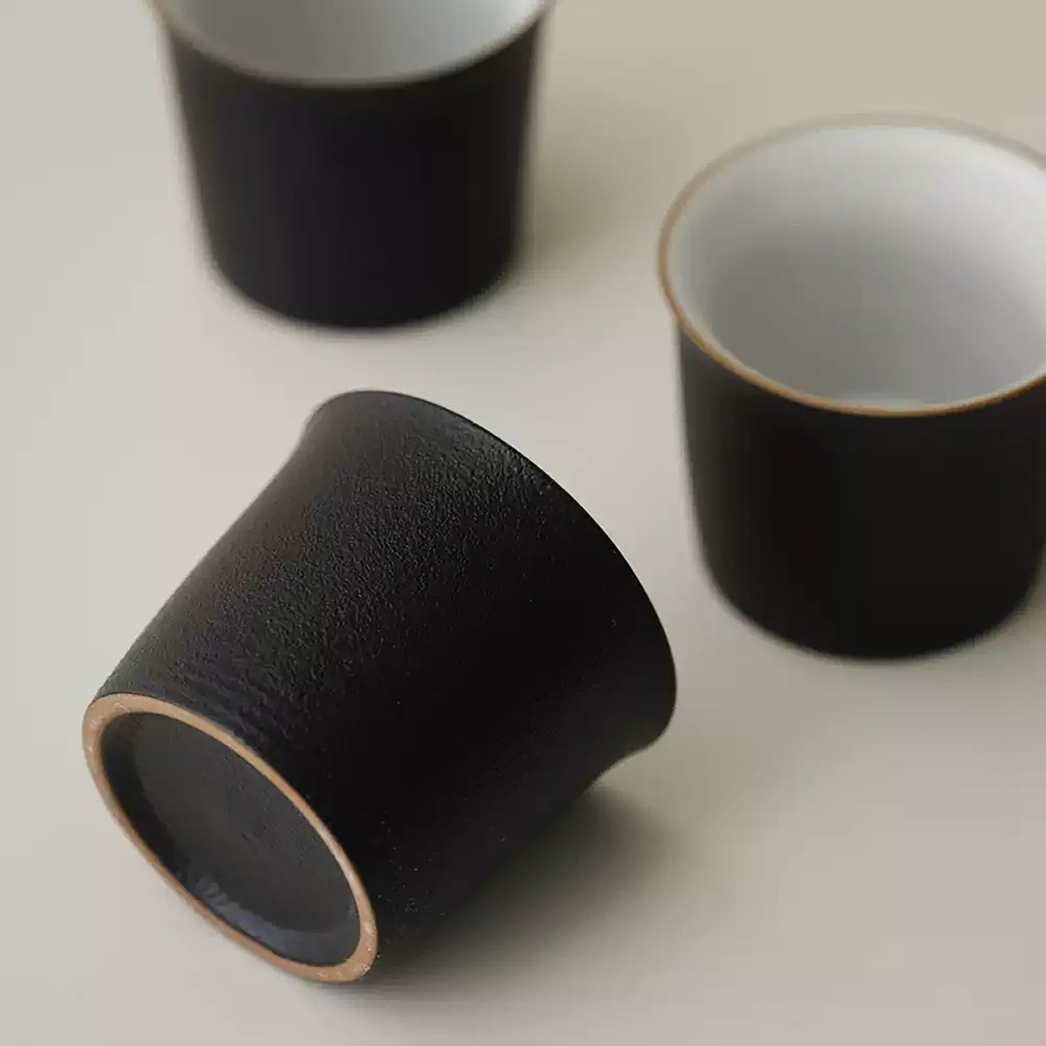 Tasse à thé en grès noir mat