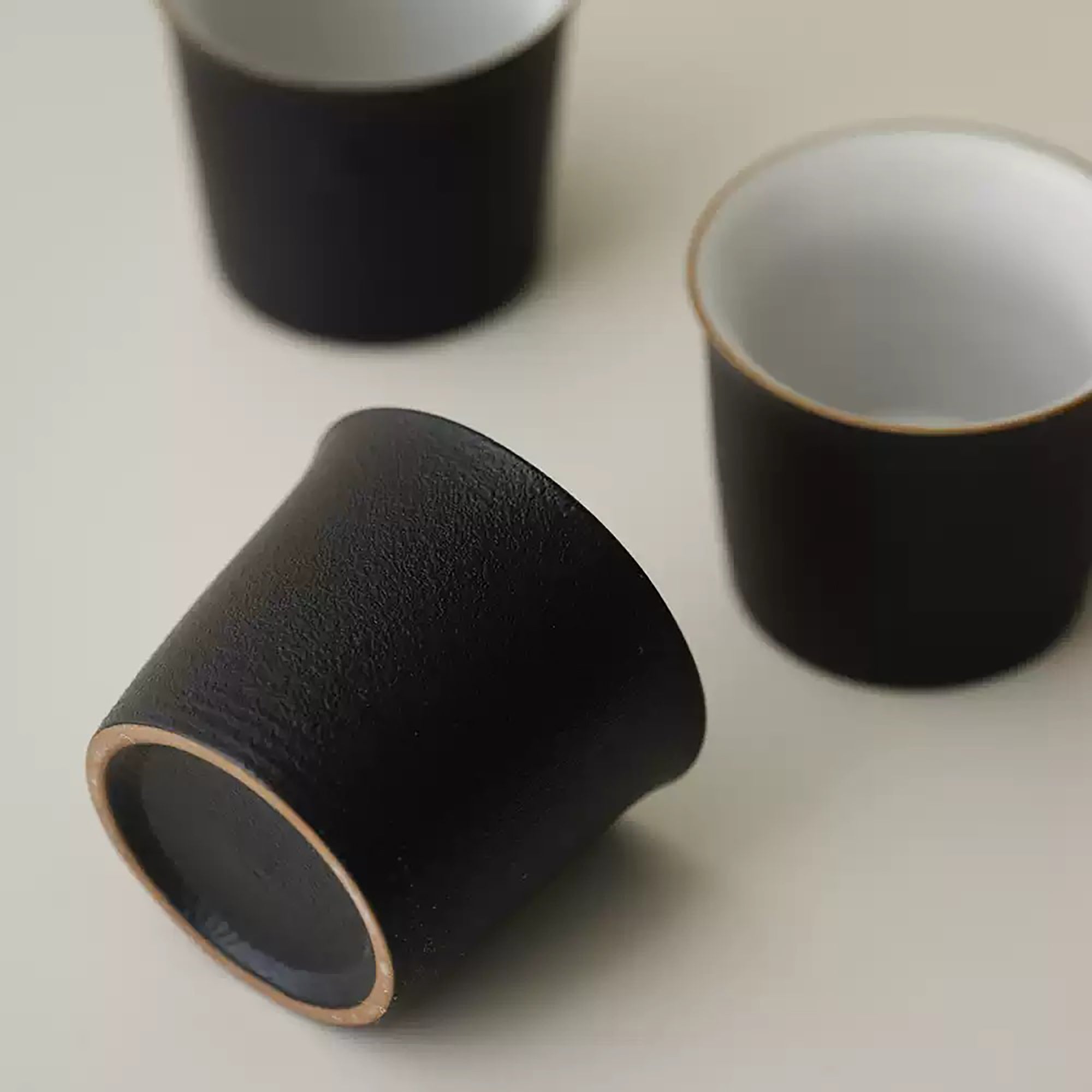 Tasse à thé en grès noir mat
