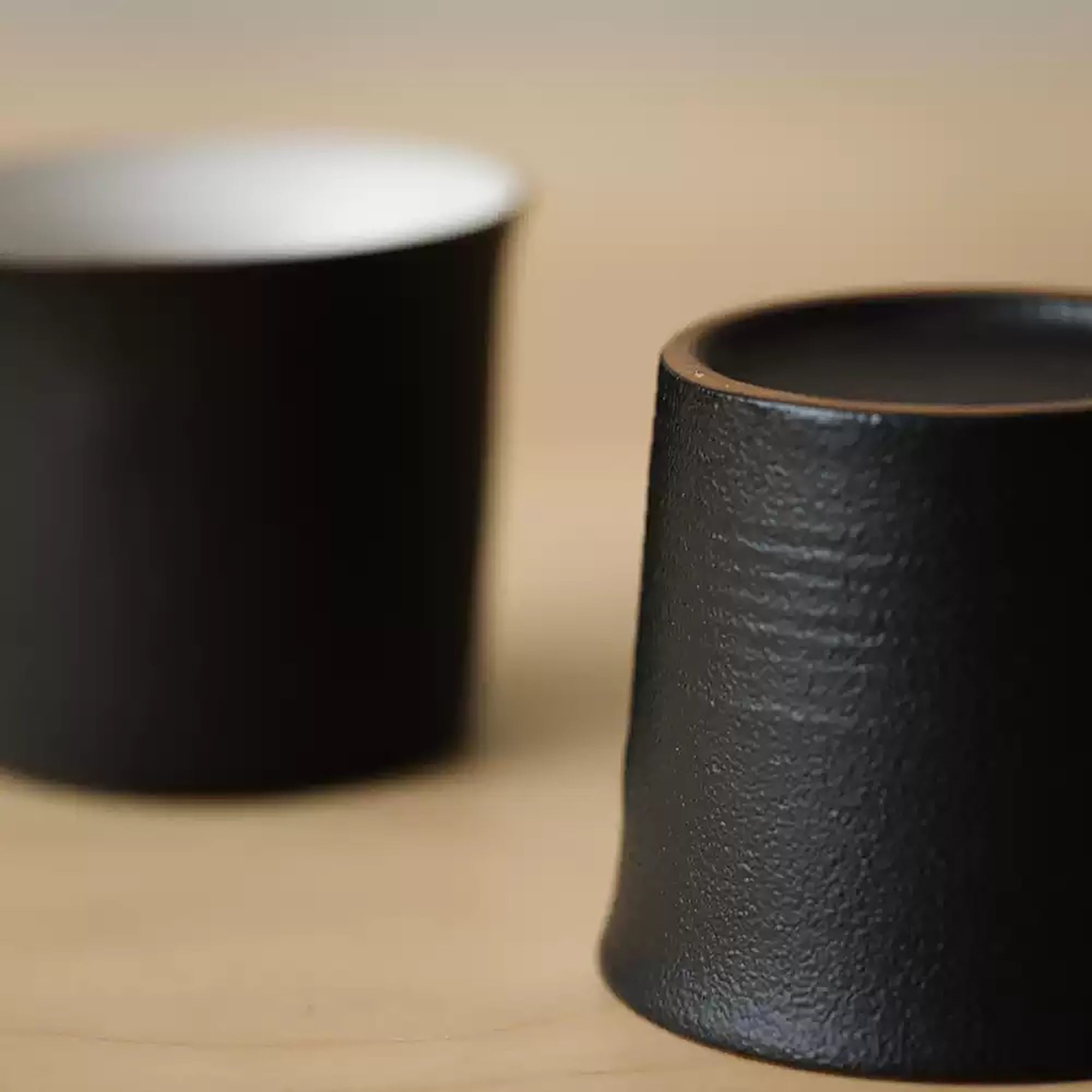 Tasse à thé en grès noir mat