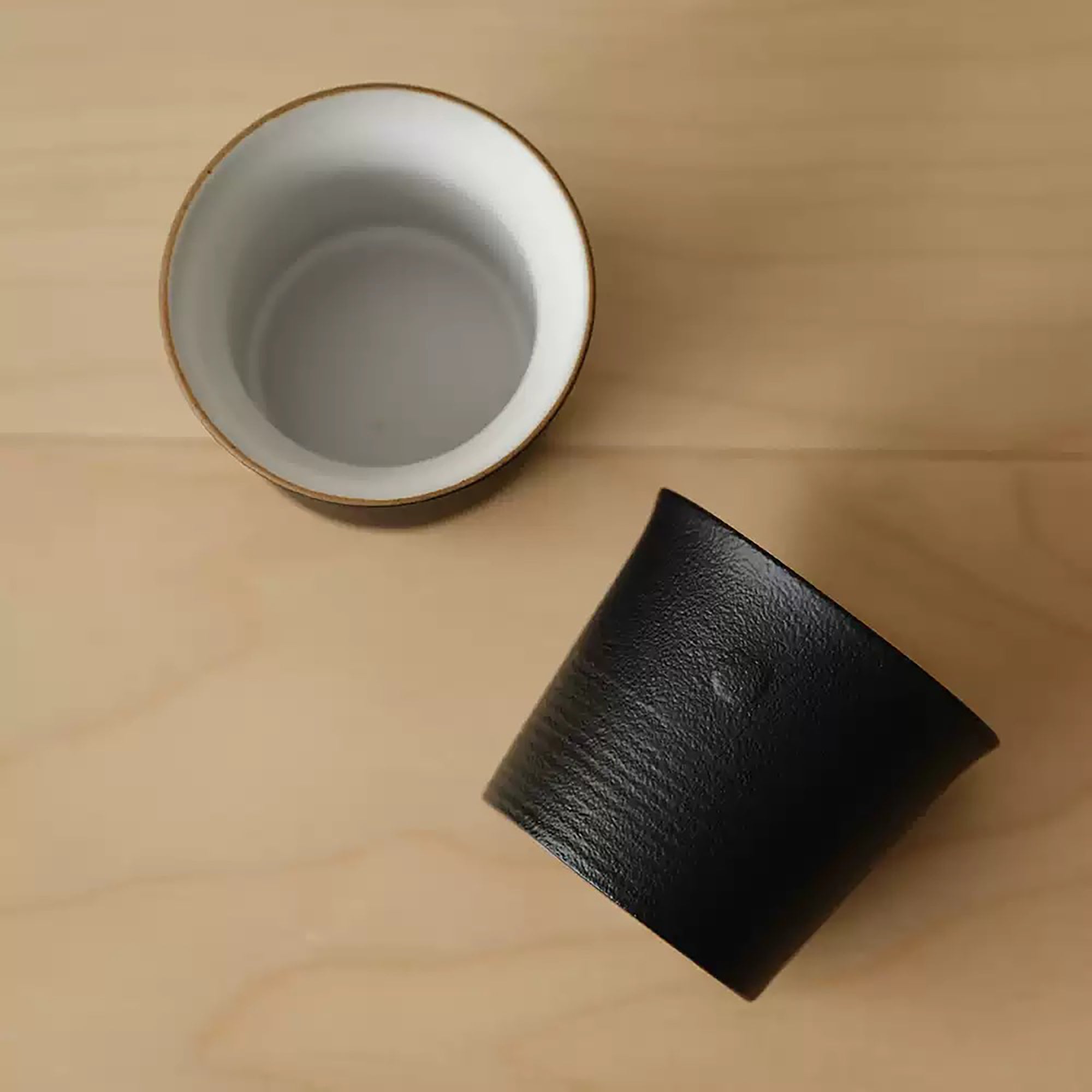 Tasse à thé en grès noir mat