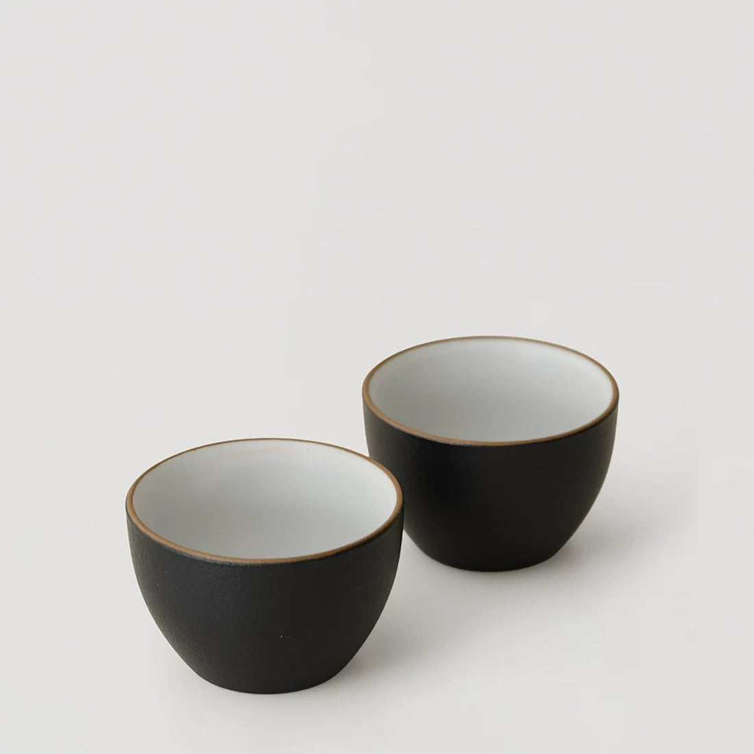 Tasse à thé en grès noir mat 