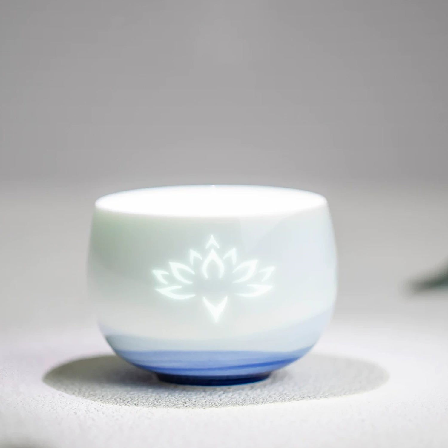 Tasse à thé en porcelaine style translucide