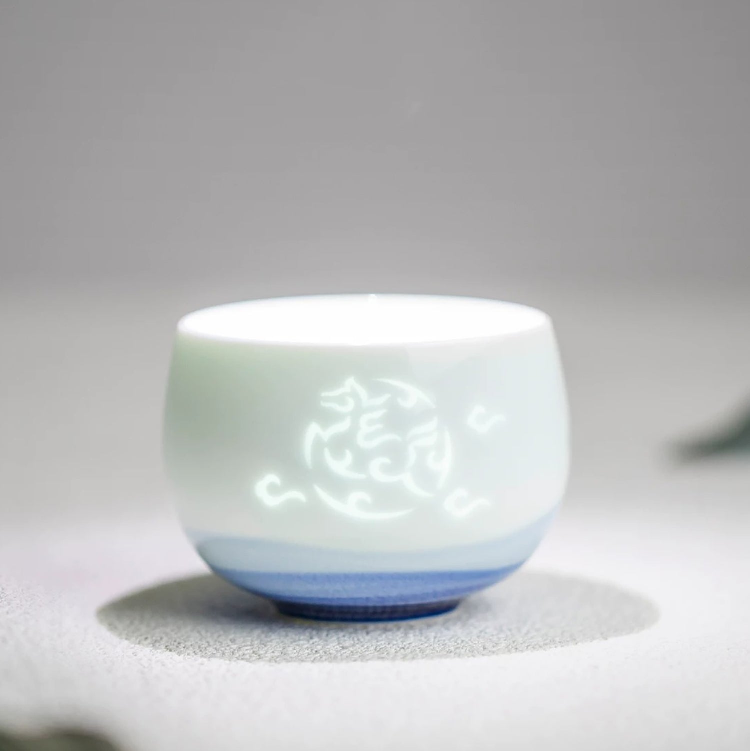 Tasse à thé en porcelaine style translucide